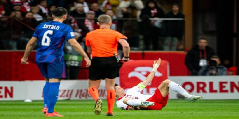 شكوك حول إمكانية لحاق ليفاندوفسكي بمباراة إشبيلية بسبب الإصابة