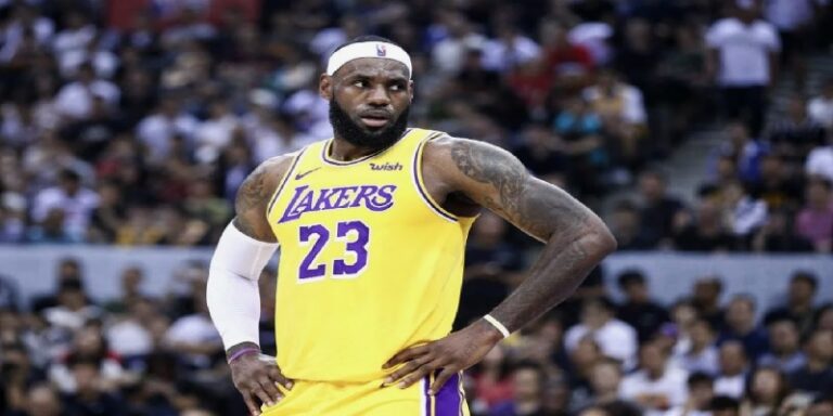 مدرب ليكرز يتحدث عن ليبرون جايمس ممازحاً: أصبح عجوزاً