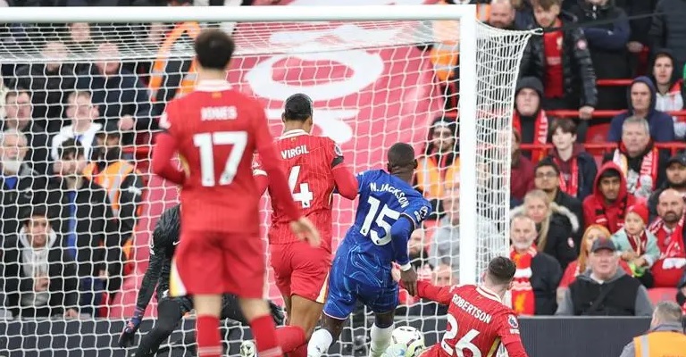 ليفربول يحتفظ بصدارة الدوري الإنكليزي بفوزه على تشلسي