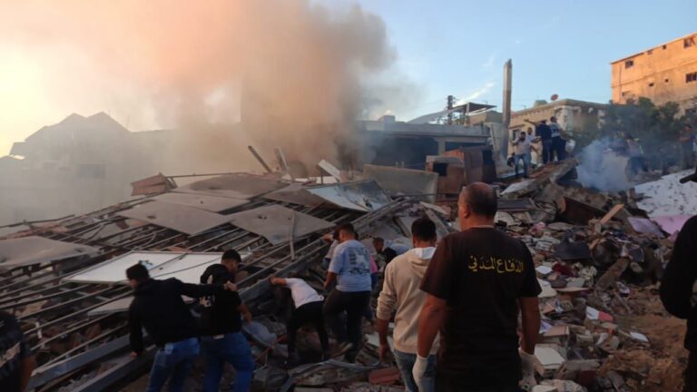 شهداء ومصابون بغارة على مبنى في حي الرمل ـ صور