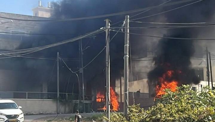 حرائق في عكا.. و5 صواريخ على الجليل الغربي