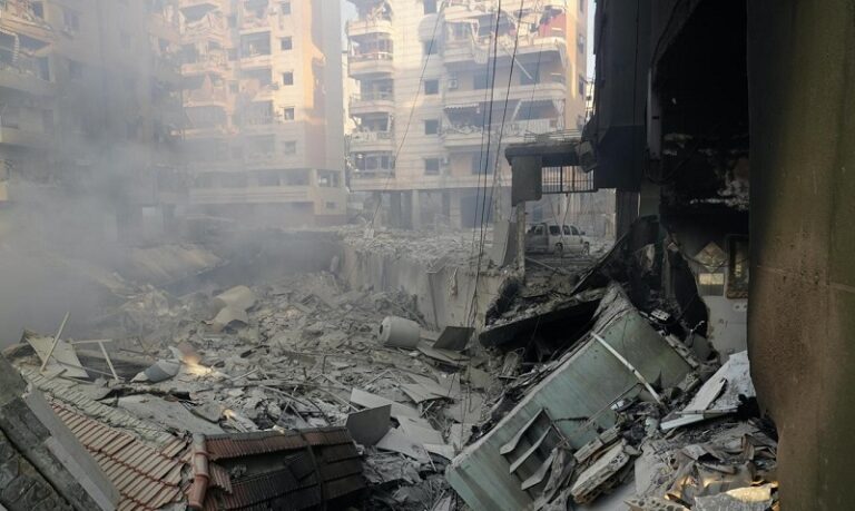 بالفيديو.. آثار الغارات على جسر المطار