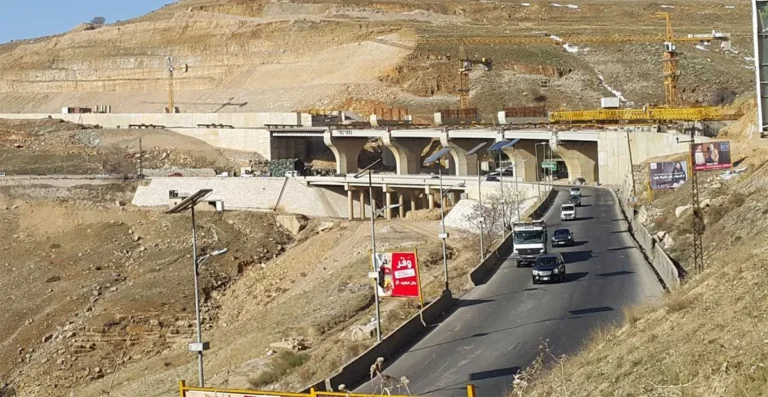 فتح طريق ضهر البيدر بعد إزالة الشاحنة