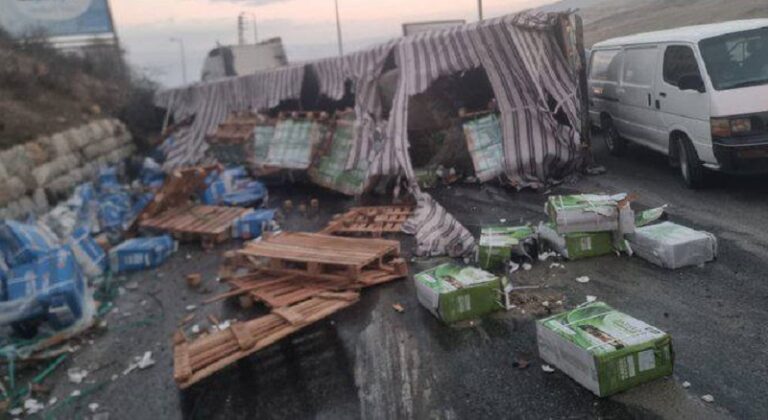 قتيل بانقلاب شاحنة قرب حاجز ضهر البيدر.. وقطع الطريق