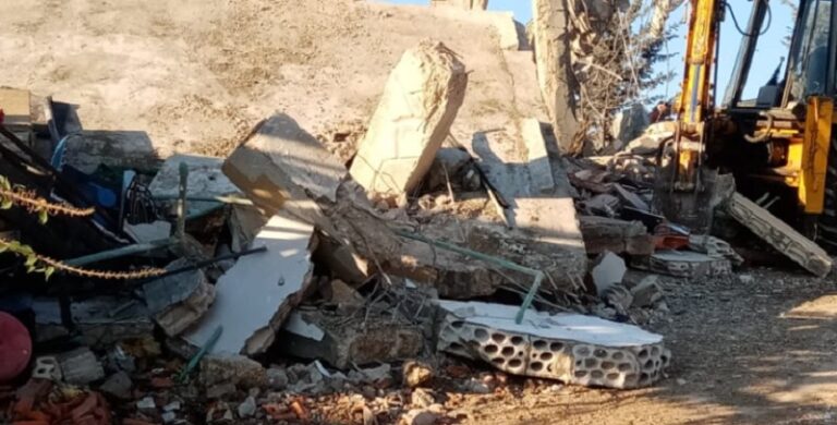 انتشال جثة طفلة وأشلاء من مكان غارة جون