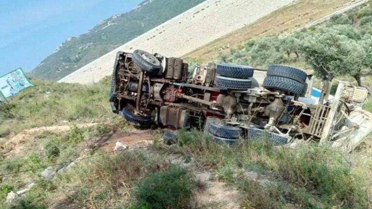 انقلاب شاحنة على طريق بسبينا ـ البترون