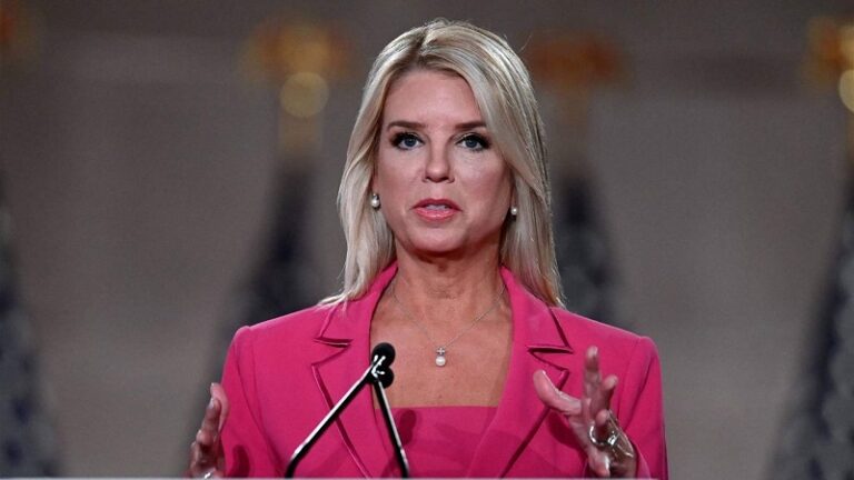 ترامب يعيّن بام بوندي وزيرة للعدل