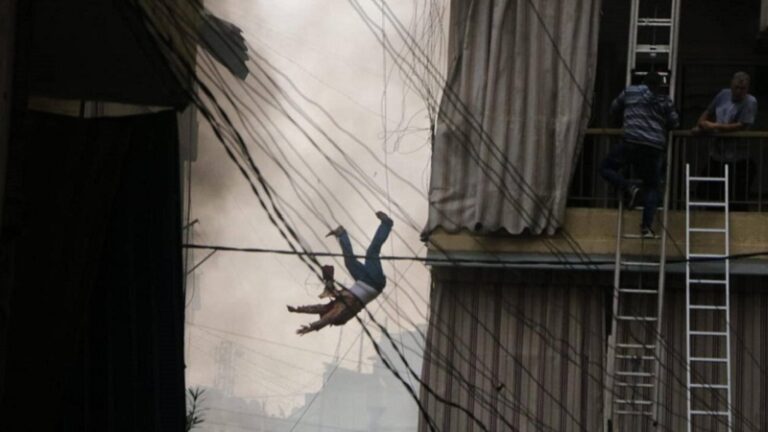 بالفيديو والصور ـ سقط من المبنى أثناء هروبه من الحريق!