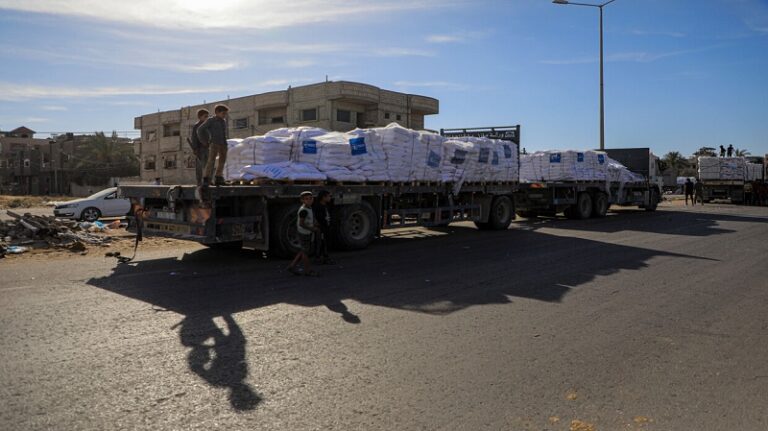 “إسرائيل” رفضت وعرقلت أغلب قوافل المساعدات إلى شمال غزة الشهر الماضي