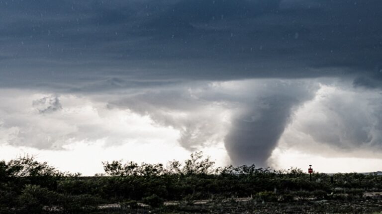 إعصار “القنبلة” يقتل شخصين ويقطع الكهرباء في أميركا (فيديو)