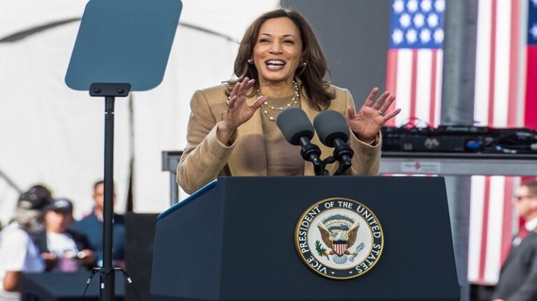 هاريس تدلي بصوتها عبر البريد