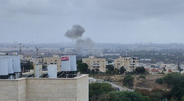 صفارات إنذار وصواريخ إيرانية تستهدف مناطق متعددة في “إسرائيل” (فيديو)