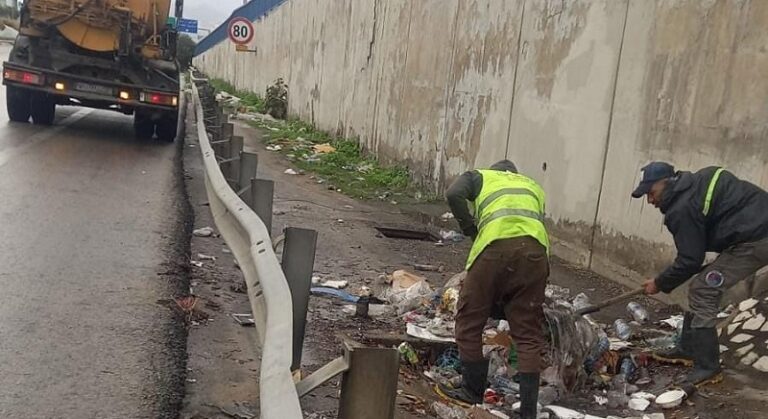 “الأشغال”: نعمل على تعزيل وتنظيف مجاري مياه الامطار (صور)