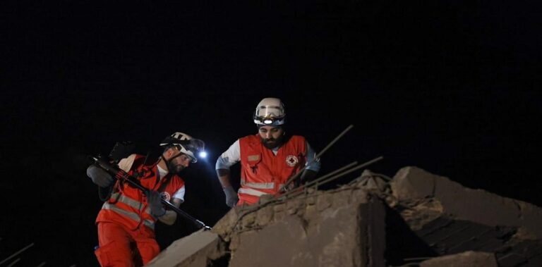 إنقاذ عامل إسمنت سقط بحفرة عميقة في شكا (صورة)