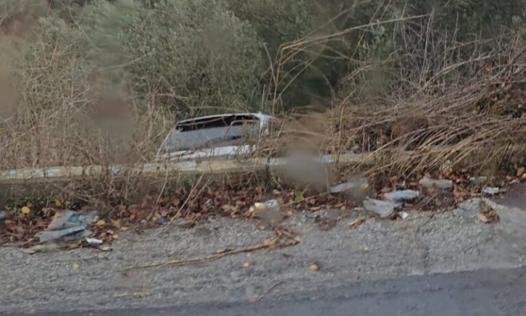 إنقلاب سيارة على طريق دبين خلال القصف