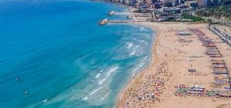 نوبة هلع دفعتها لفك حزام مظلتها والسقوط من السماء! (فيديو)