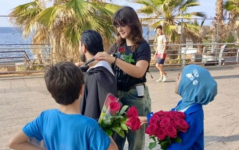 كريستي.. “كوافيرة رجالية” للنازحين: فسحة أمل بين الدمار! (فيديو + صور)