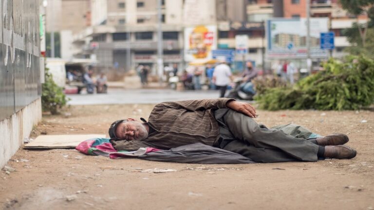 عمال لبنان تحت “خط الفقر”.. هل يحق للمؤسسات طردهم؟