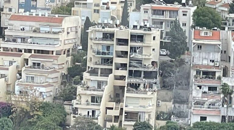 بالفيديو والصور.. صاروخ على مبنى في حيفا