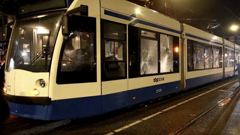 مجهولون يضرمون النار في ترام بأمستردام (فيديو)