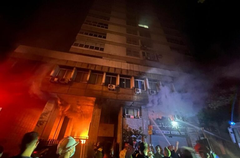 اخماد حريق الغارتين في مار الياس.. ومناشدات للسكان للابتعاد (فيديو وصور)