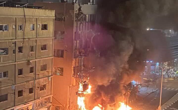 بالفيديو.. لحظة سقوط الصاروخ في “بني براك”