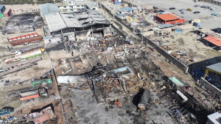 بالفيديو .. قتيلان و100 جريح بحريق في أفغانستان