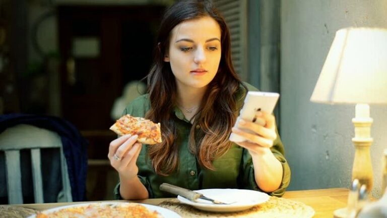 مخاطر استخدام الهاتف أثناء تناول الطعام!