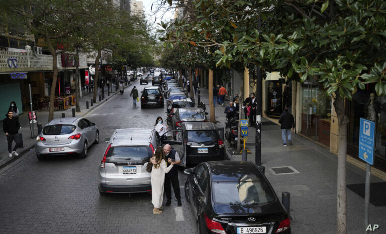 إخلاء مبنى عائد للبلدية في الحمراء وإزالة خيام النازحين من الروشة(صور)