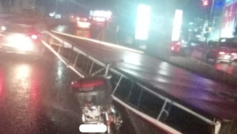 سقوط لوحة اعلانية بإتجاه سن الفيل.. وزحمة سير خانقة على طريق المطار (فيديو)