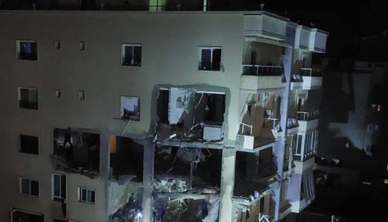 بالفيديو.. شهداء وجرحى باستهداف شقة في عرمون ليلاً