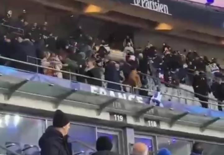 بالفيديو – مشجعو المنتخب الصهيوني يعتدون على مشجعي منتخب فرنسا