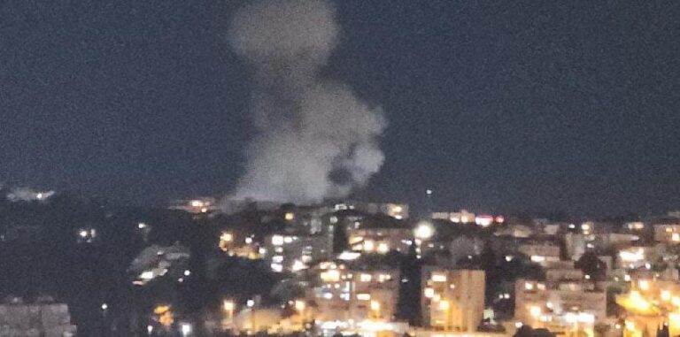 إصابة وأضرار مادية جرّاء سقوط صواريخ من لبنان على حيفا (فيديو وصور)