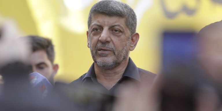 نثروا التراب على بعضٍ مني!