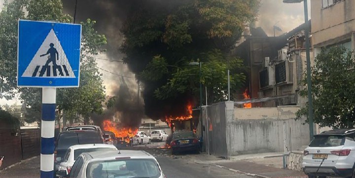 صواريخ على نهاريا وعكا والكريوت وحيفا.. جرحى وأضرار! (فيديو)