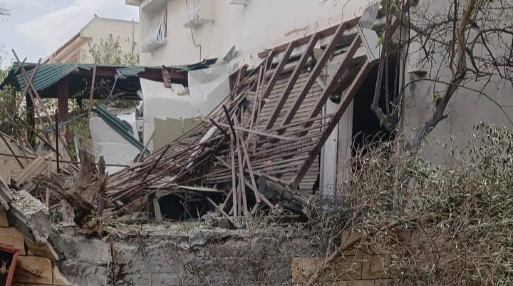 احتراق منزل في الكريوت بصواريخ المقاومة (فيديو)