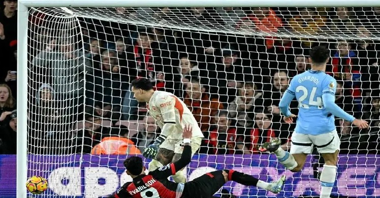 الدوري الإنكليزي لكرة القدم: سقوط أول لمانشستر سيتي ونيوكاسل يهزم الآرسنال