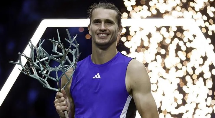 زفيريف يتوج بلقب بطولة باريس للتنس