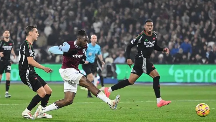 آرسنال يهزم وست هام ويحتفظ بصدارة الدوري الانكليزي