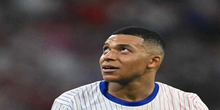 مبابي خارج قائمة الديوك لمعسكر تشرين الثاني