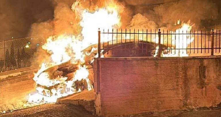 بالفيديو.. مستوطنون يحرقون مركبات المواطنين في البيرة