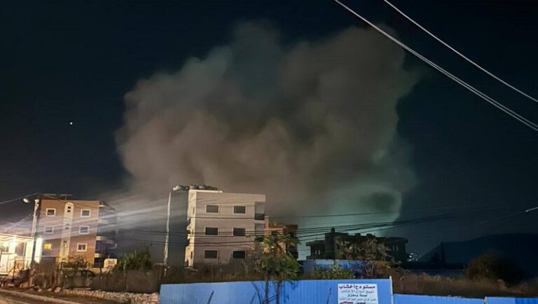 غارة على برجا.. وإصابات (فيديو – صورة)