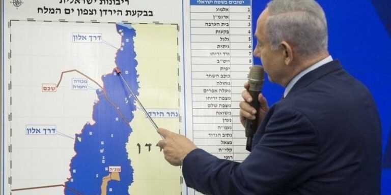 “هآرتس” العبرية: نتنياهو غارق “حتى أذنيه”