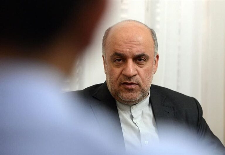 بالصور ـ أول ظهور للسفير الإيراني بعد إصابته بتفجيرات الـ”بيجر”