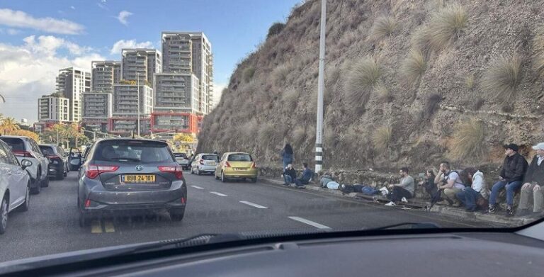 4 إصابات في “تل أبيب”.. وصاروخ يصيب قاعدة “بيت ليد” العسكرية (فيديو)