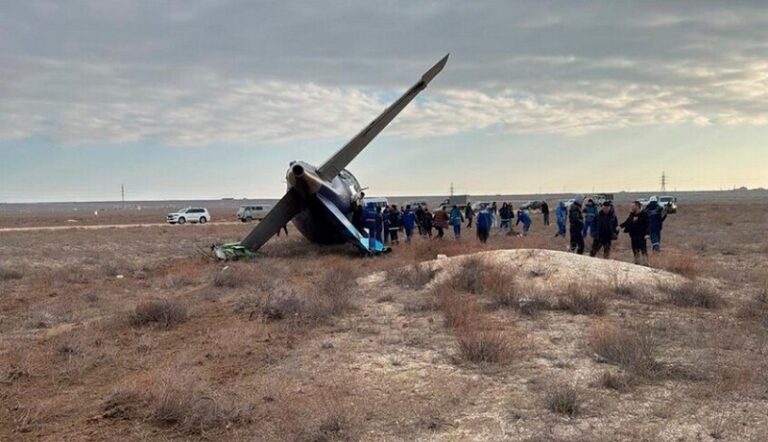 نجاة 32 شخصاً من بين 67 على متن الطائرة المحطمة في كازاخستان