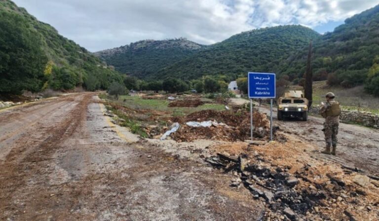 إعادة فتح طريق وادي الحجير ورفع لافتة جديدة عند مدخل “قبريخا”