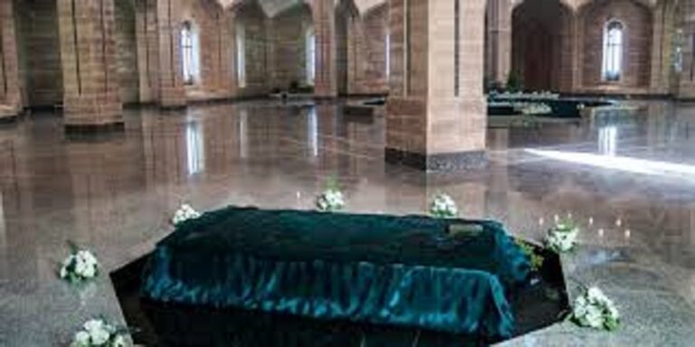 مسلحون يحرقون ضريح حافظ الأسد (صور – فيديو)