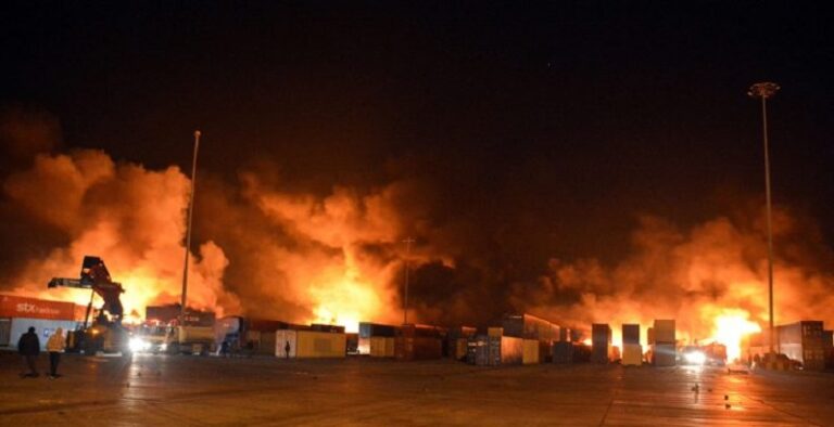 غرق 5 سفن سورية بالكامل بالقصف على ميناء اللاذقية