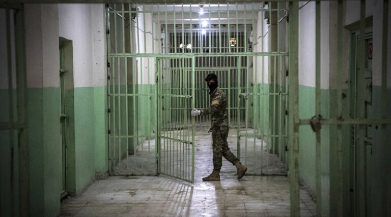 الحكومة تبحث ملف المعتقلين في سوريا: لا تقدّم ولا تنسيق مع دمشق